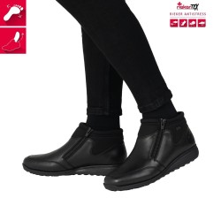Krotkie botki Rieker 47270-00 czarne na niskiej koturnie