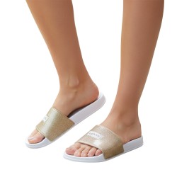 Złote klapki damskie Levi’s na białej podeszwie z szerokim, mieniącym paskiem z logo