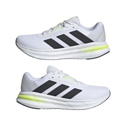Męskie białe buty sportowe adidas Galaxy 7 M JP6600 z czarnymi paskami na podeszwie Cloudfoam – widok z boku